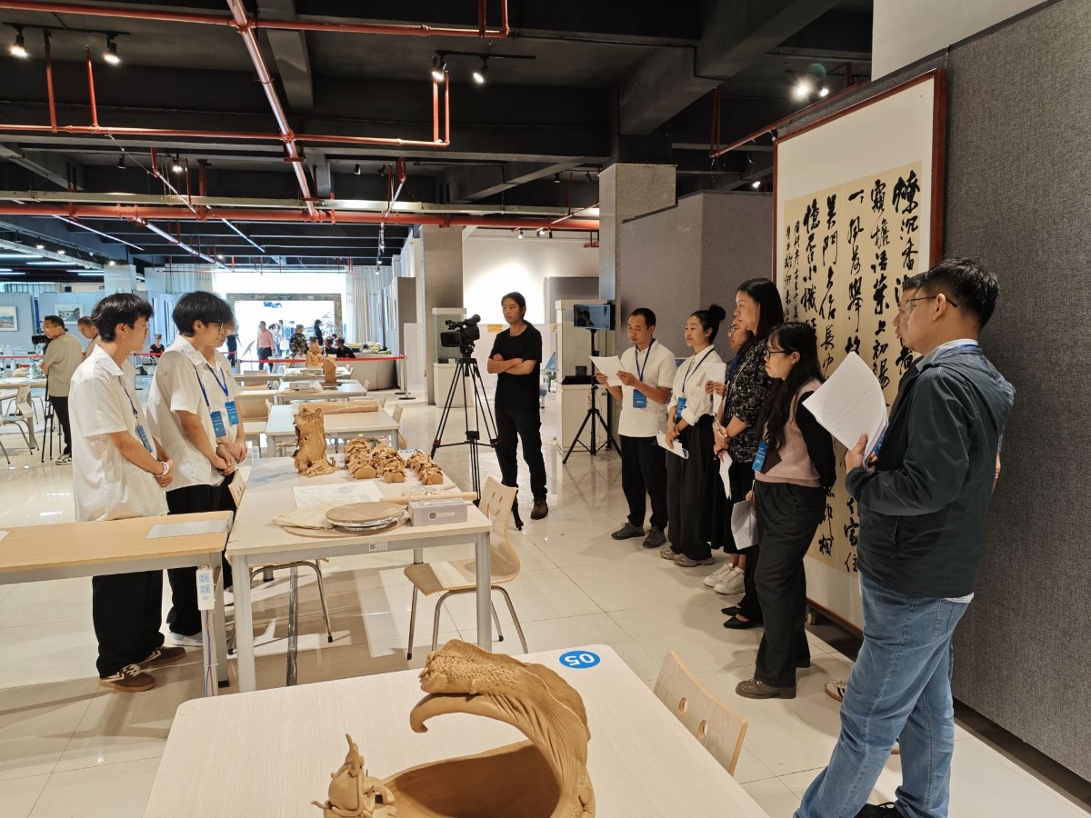 技炫青春 能創(chuàng)未來(lái) | 2025年云南省職業(yè)院校技能大賽工藝美術(shù)品設(shè)計(jì)與制作賽項(xiàng)高職組在楚雄開賽